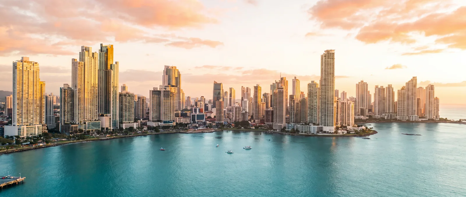 Skyline de Ciudad de Panamá al atardecer — Busport Tours, DMC y tour operador en Panamá